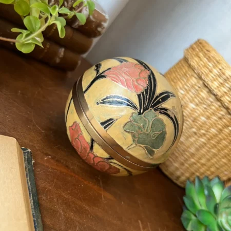 Boîte boule vintage en laiton émaillé à décor floral