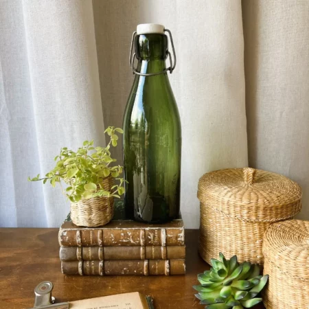 Bouteille ancienne en verre vert bullé avec bouchon en porcelaine