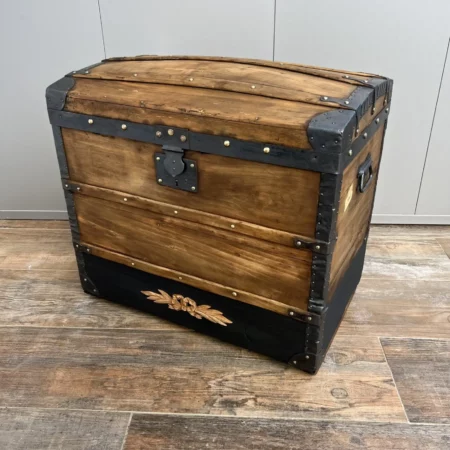 Malle ancienne bombée en bois, restaurée