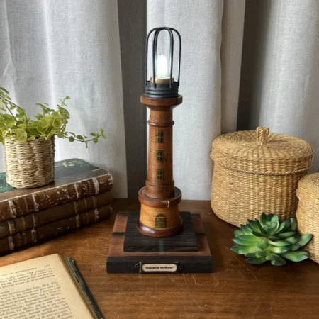 Phare lumineux en bois