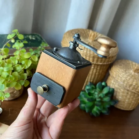 Petit moulin à poivre Peugeot ancien en bois – entièrement restauré