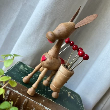 Âne vintage en bois avec 8 piques à apéritif