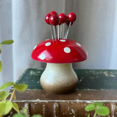 Champignon vintage en bois avec 8 piques à apéritif rouges