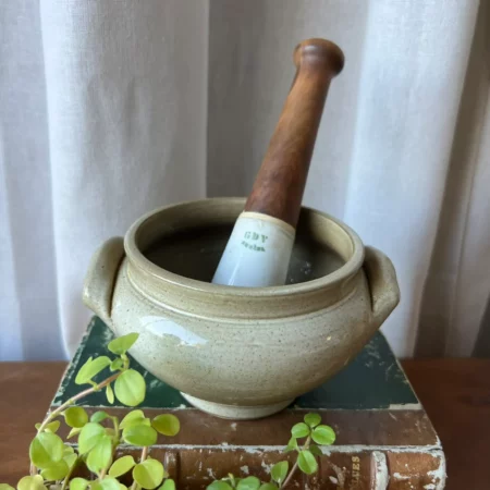 Pilon d'apothicaire en porcelaine et bois "GDV" avec grand bol en grès