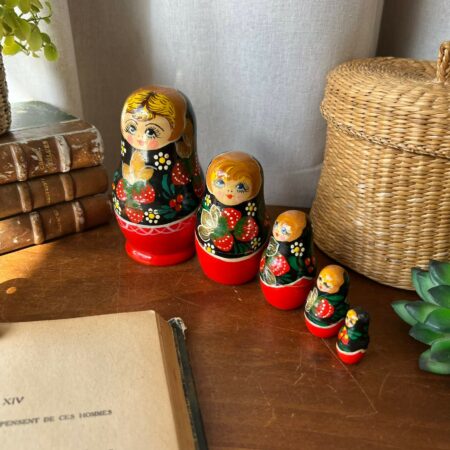 5 poupées russes vintage "Matriochkas aux fraises"