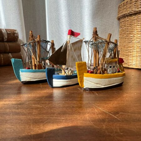 Trio de petits bateaux de pêche et voilier miniatures en bois