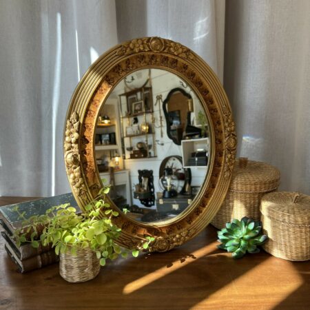Miroir ancien ovale doré à décor de fleurs et roses - Cadre en bois et plâtre