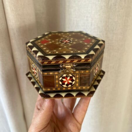 Petite boîte à bijoux hexagonale en marqueterie de Grenade
