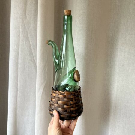 Bouteille "kangourou" vintage en verre vert et vannerie