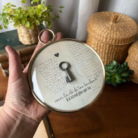 "La clé du bonheur", ancien thermomètre revisité en décoration poétique