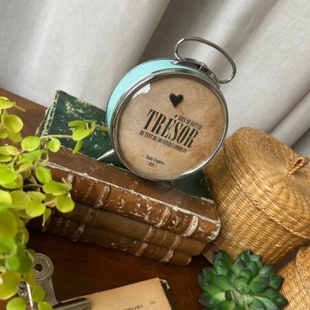 Réveil ancien upcyclé bleu-vert - citation Saint-Exupéry