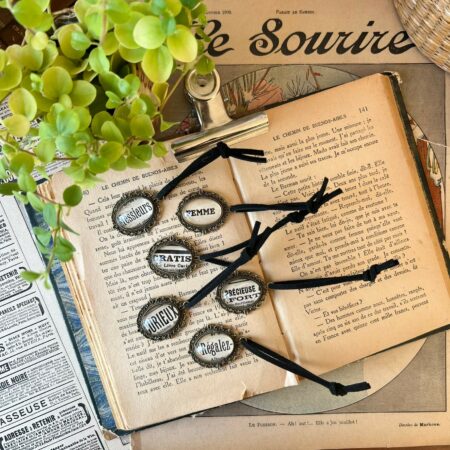 Petites breloques en métal doré & verre (6 dispos)