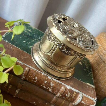 Petit pot ancien en laiton aux roses