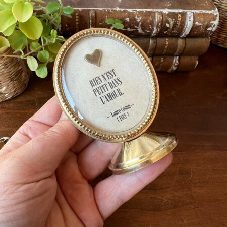 Petit réveil en laiton "Rien n’est petit dans l’amour"